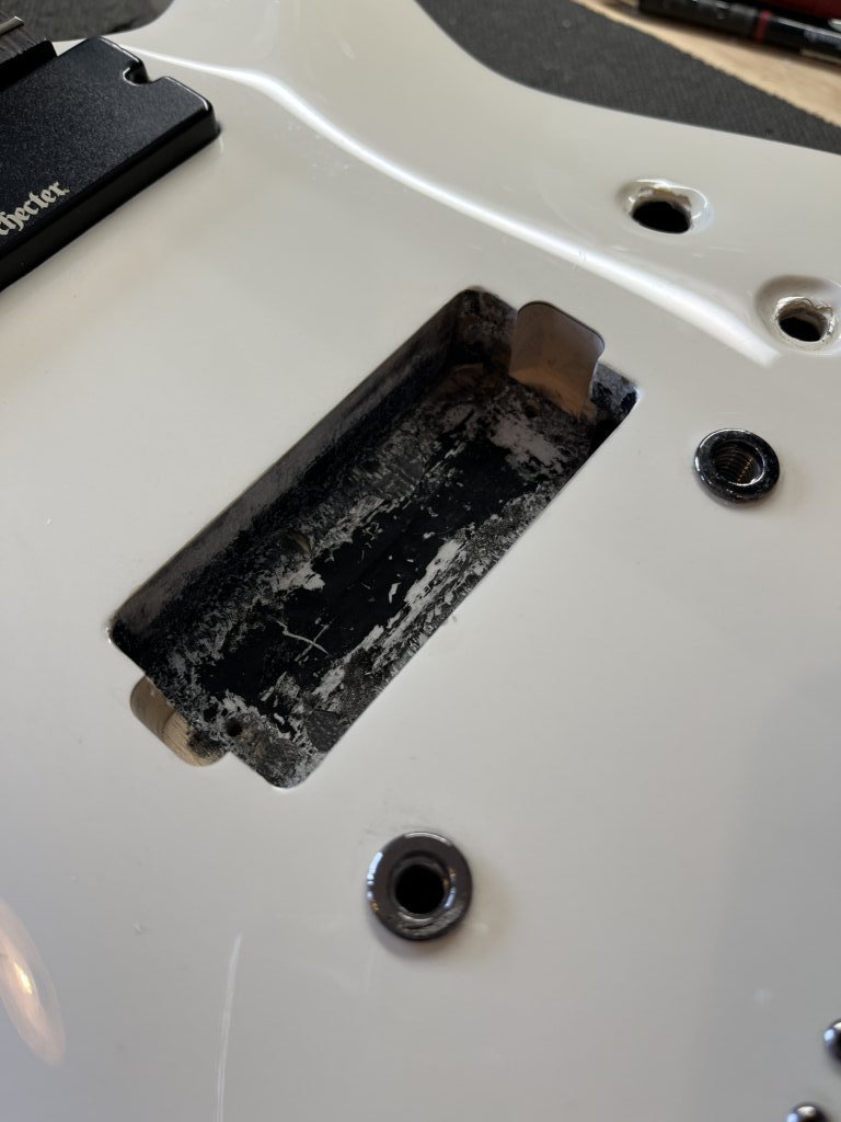 Schecter Demon — frezare cavitate doză și instalare doză pasivă Seymour Duncan 