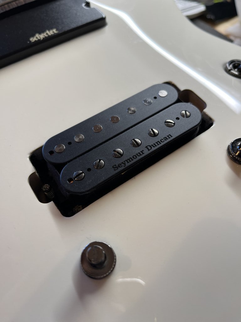 Schecter Demon — frezare cavitate doză și instalare doză pasivă Seymour Duncan 
