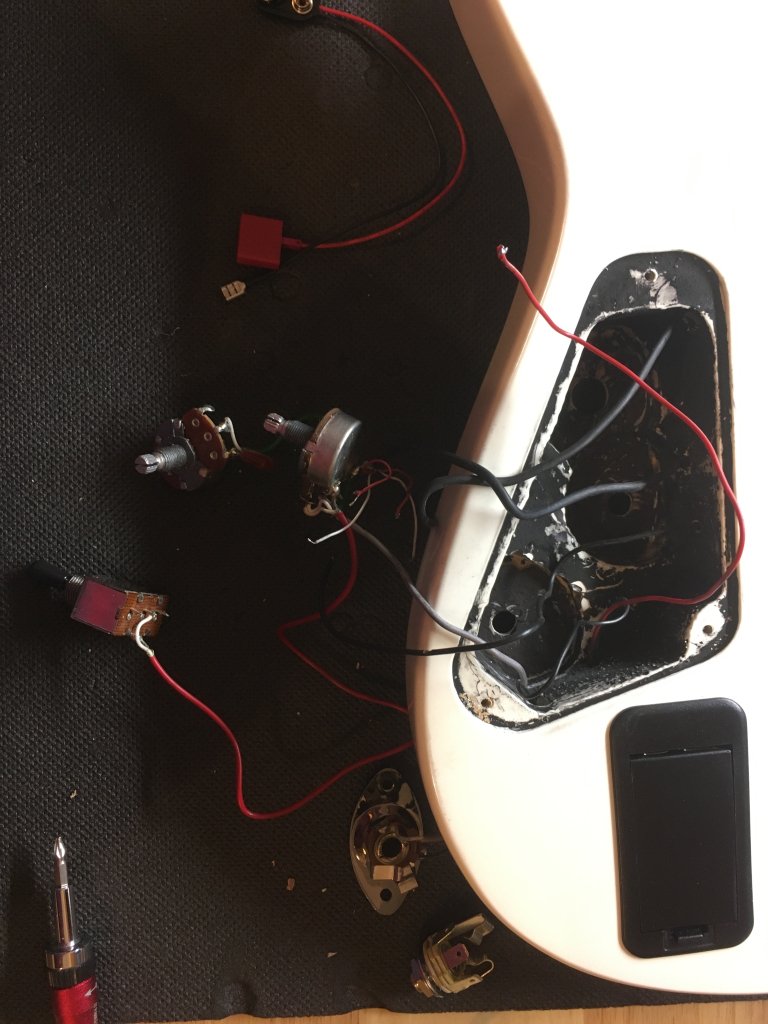 Schecter Demon — instalare doză activă EMG 81