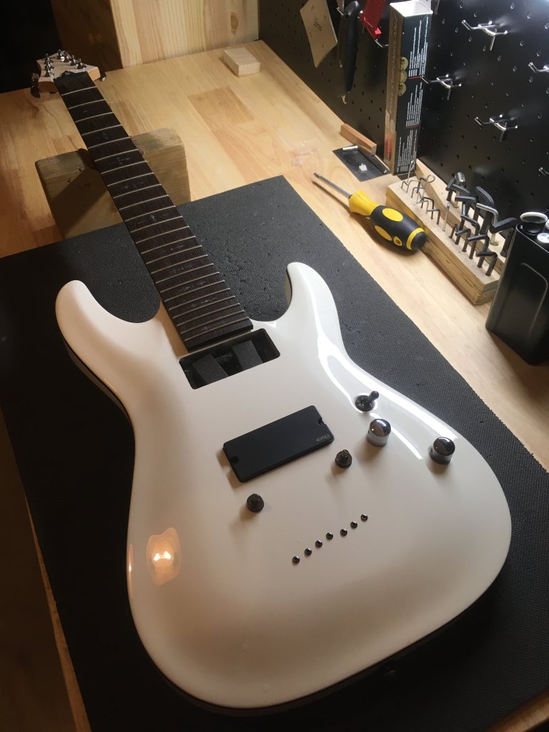 Schecter Demon — instalare doză activă EMG 81