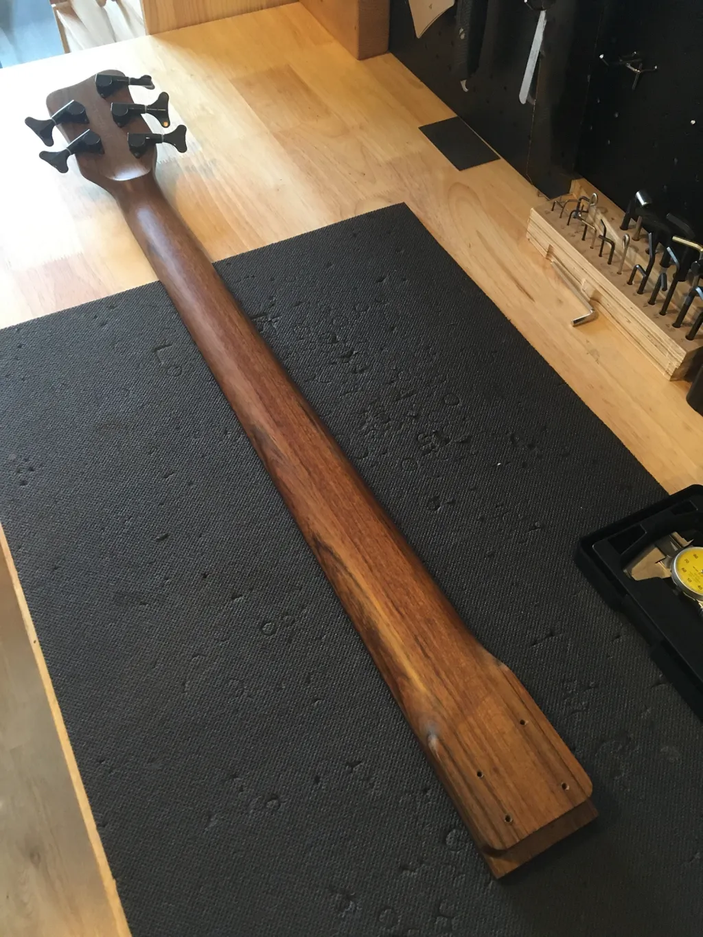 Warwick bass — corectare profil grif, rectificare taste, înlocuire nut & setup