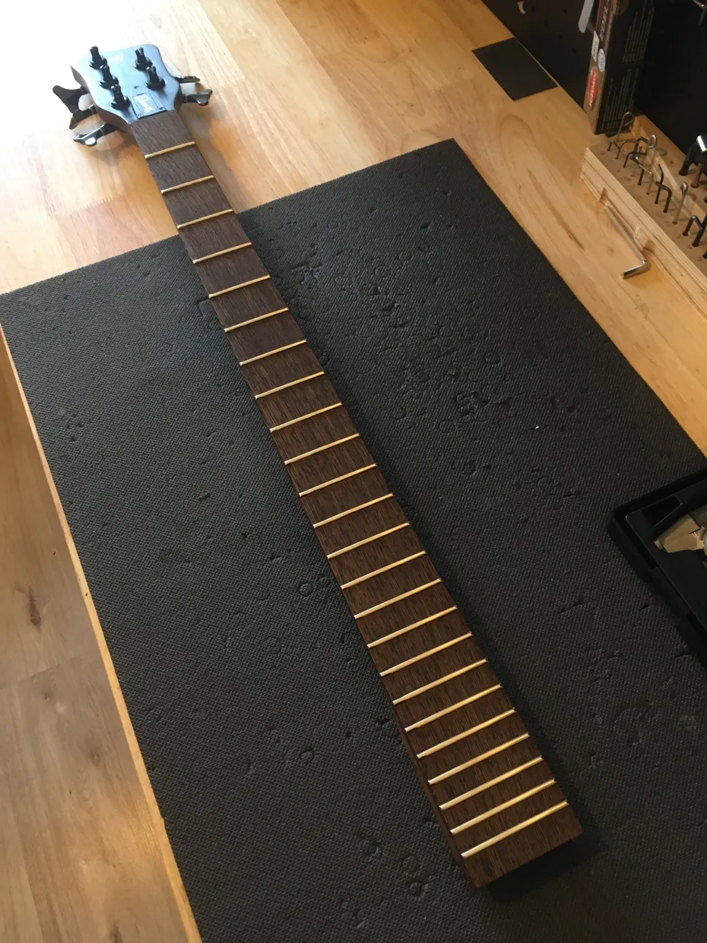 Warwick bass — corectare profil grif, rectificare taste, înlocuire nut & setup